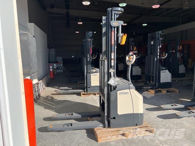 Crown ES 4000 Samopogonski ročni viličarji