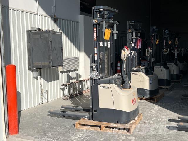 Crown ES 4000 Samopogonski ročni viličarji