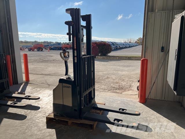 Crown ES 4000 Samopogonski ročni viličarji