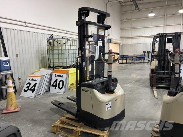 Crown ES 4000 Samopogonski ročni viličarji