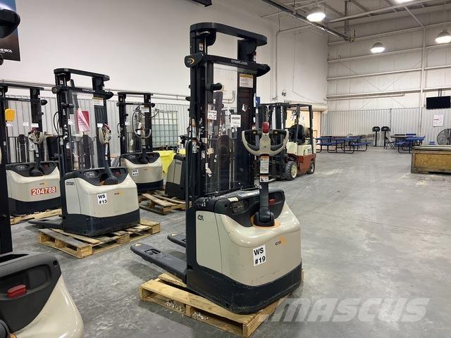 Crown ES 4000 Samopogonski ročni viličarji