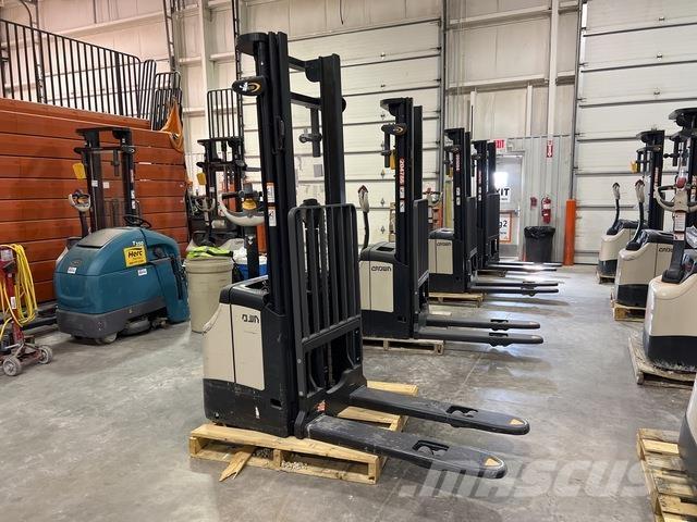 Crown ES 4000 Samopogonski ročni viličarji