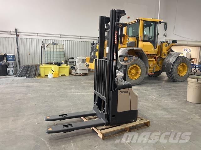 Crown ES 4000 Samopogonski ročni viličarji