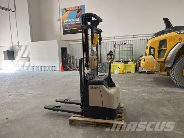 Crown ES 4000 Samopogonski ročni viličarji