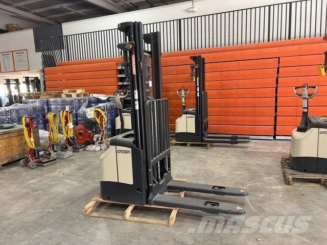 Crown ES 4000 Samopogonski ročni viličarji