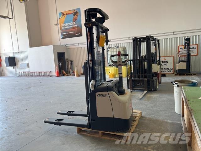 Crown ES 4000 Samopogonski ročni viličarji