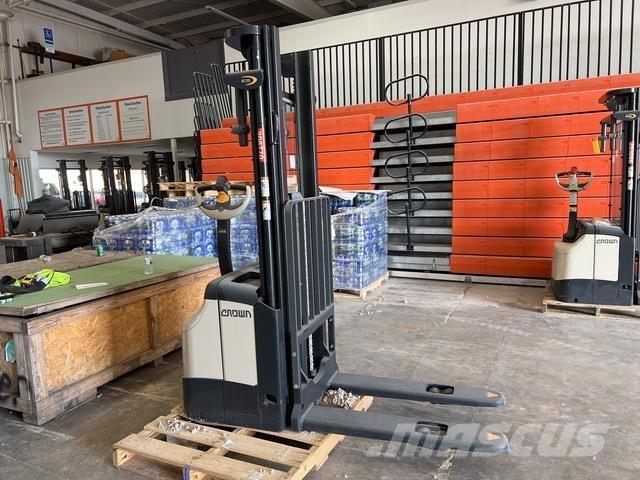 Crown ES 4000 Samopogonski ročni viličarji