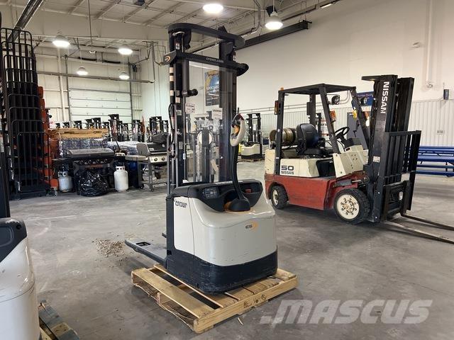 Crown ES 4000 Samopogonski ročni viličarji