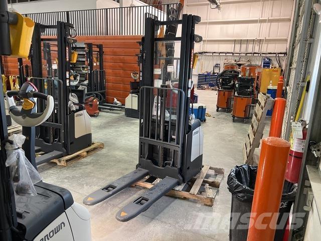 Crown ES 4000 Samopogonski ročni viličarji