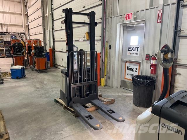 Crown ES 4000 Samopogonski ročni viličarji