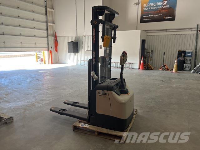 Crown ES 4000 Samopogonski ročni viličarji