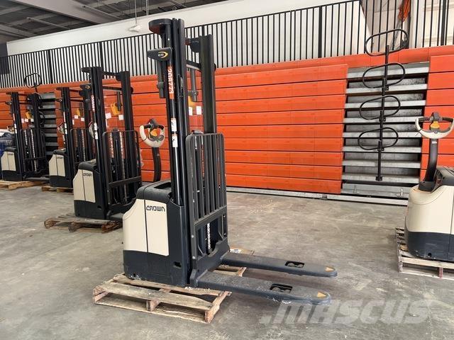 Crown ES 4000 Samopogonski ročni viličarji