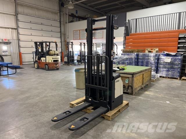 Crown ES 4000 Samopogonski ročni viličarji