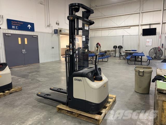 Crown ES 4000 Samopogonski ročni viličarji