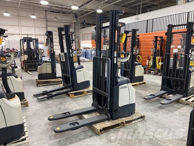 Crown ES 4000 Samopogonski ročni viličarji