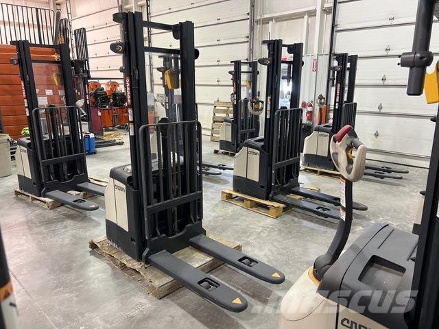 Crown ES 4000 Samopogonski ročni viličarji