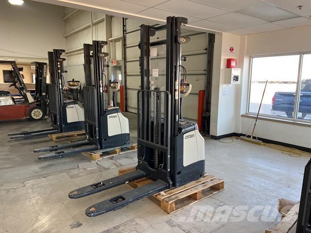 Crown ES 4000 Samopogonski ročni viličarji