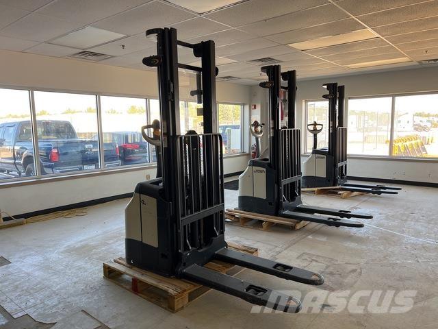 Crown ES 4000 Samopogonski ročni viličarji