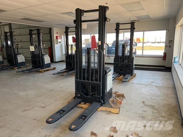 Crown ES 4000 Samopogonski ročni viličarji