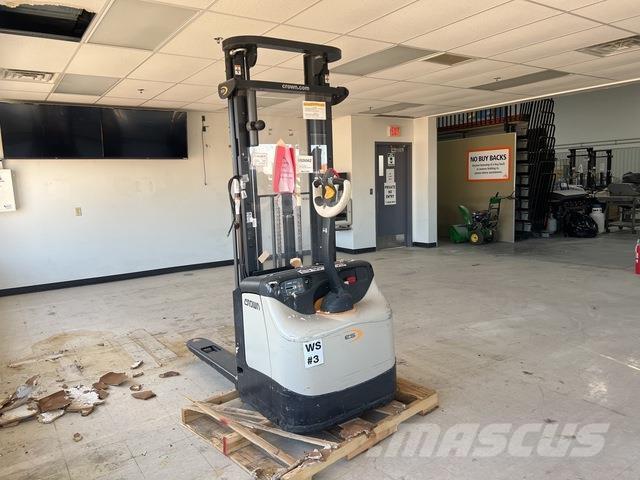 Crown ES 4000 Samopogonski ročni viličarji