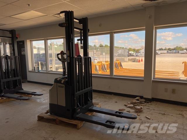 Crown ES 4000 Samopogonski ročni viličarji