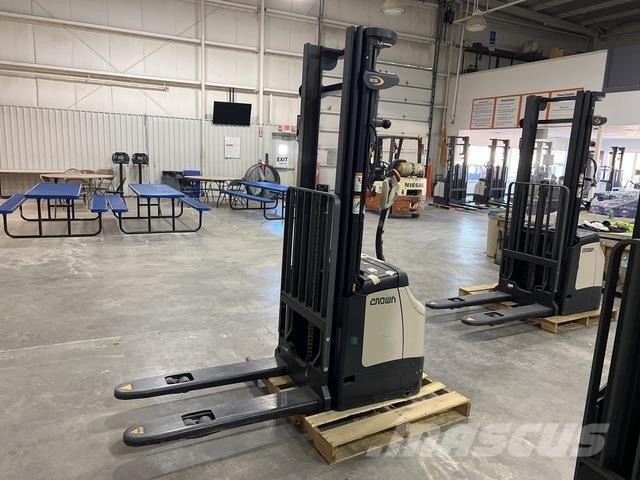 Crown ES 4000 Samopogonski ročni viličarji