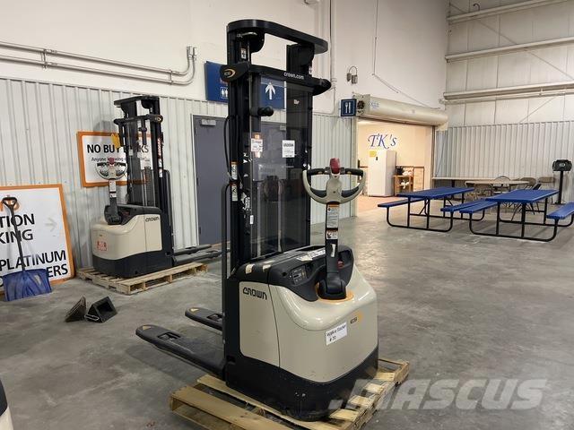 Crown ES 4000 Samopogonski ročni viličarji