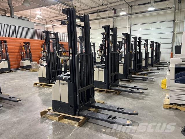 Crown ES 4000 Samopogonski ročni viličarji