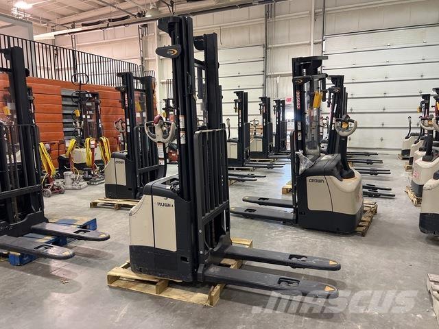 Crown ES 4000 Samopogonski ročni viličarji