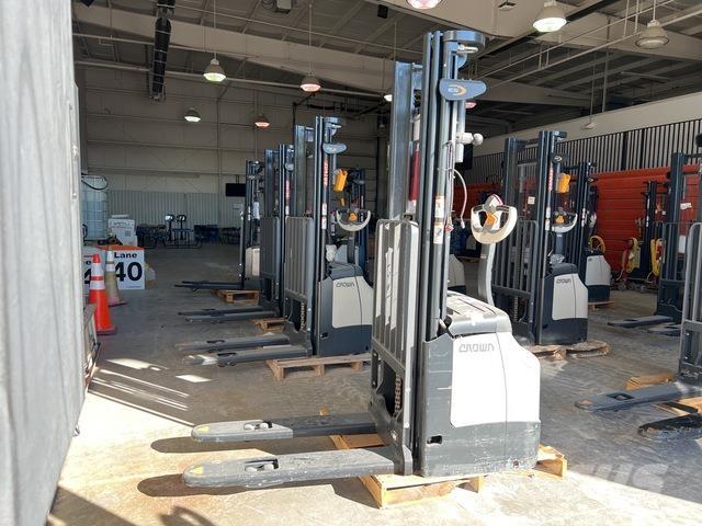 Crown ES 4000 Samopogonski ročni viličarji