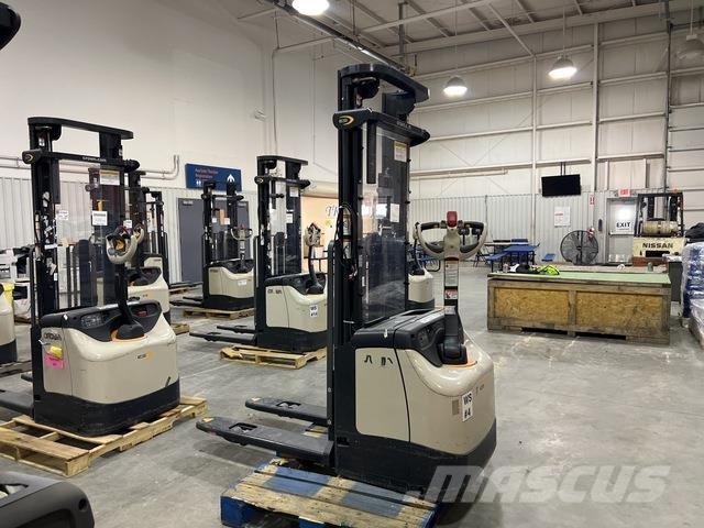 Crown ES 4000 Samopogonski ročni viličarji