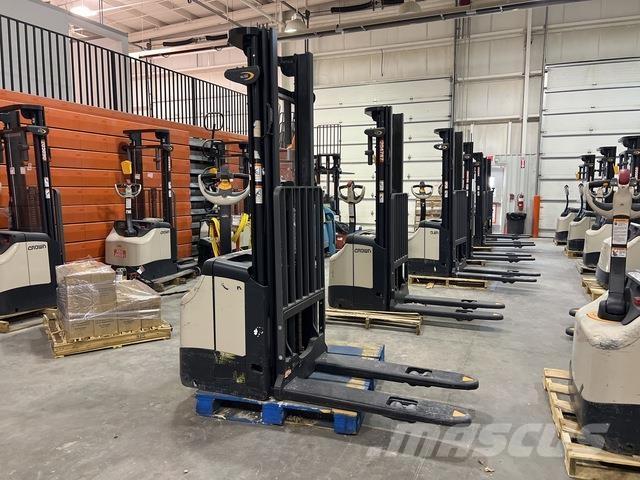 Crown ES 4000 Samopogonski ročni viličarji