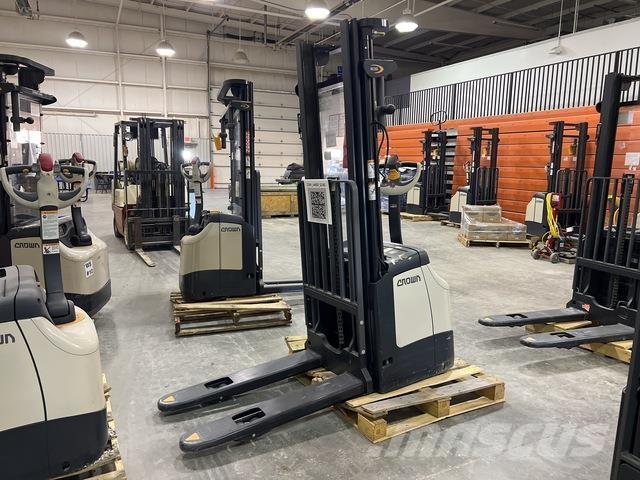 Crown ES 4000 Samopogonski ročni viličarji