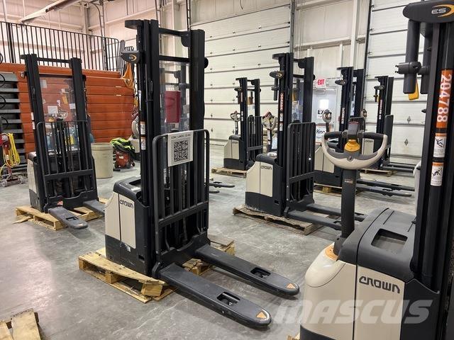 Crown ES 4000 Samopogonski ročni viličarji