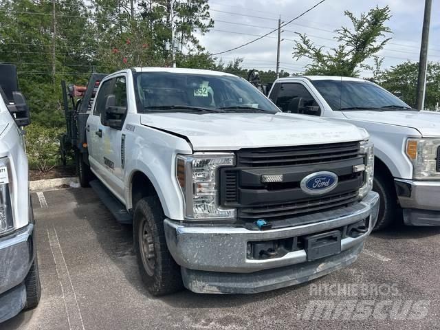 Ford F-250 Tovornjaki s kesonom/platojem