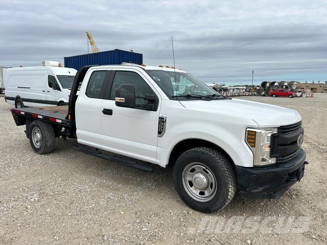 Ford F-350 Tovornjaki s kesonom/platojem