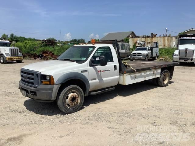 Ford F-550 Tovornjaki s kesonom/platojem