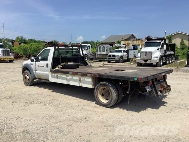 Ford F-550 Tovornjaki s kesonom/platojem