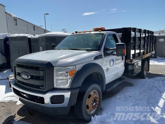 Ford F-550 Tovornjaki s kesonom/platojem