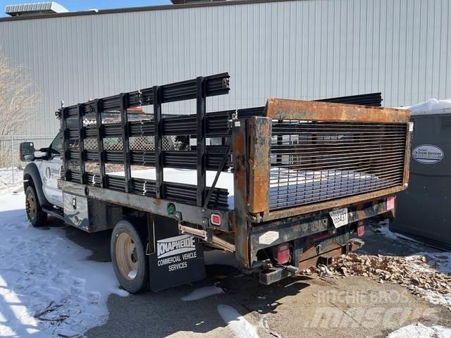 Ford F-550 Tovornjaki s kesonom/platojem