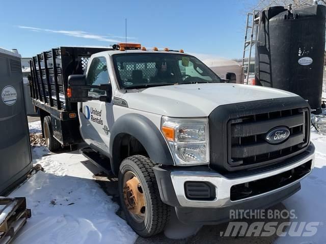 Ford F-550 Tovornjaki s kesonom/platojem