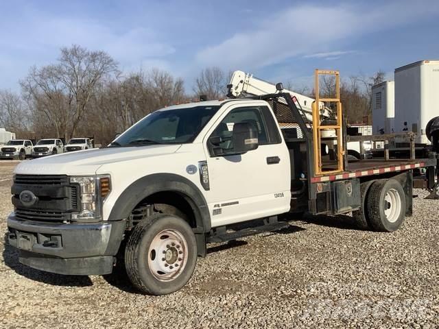 Ford F-550 Tovornjaki s kesonom/platojem