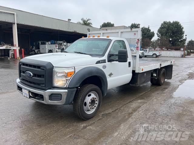 Ford F-550 Tovornjaki s kesonom/platojem