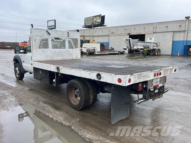 Ford F-550 Tovornjaki s kesonom/platojem