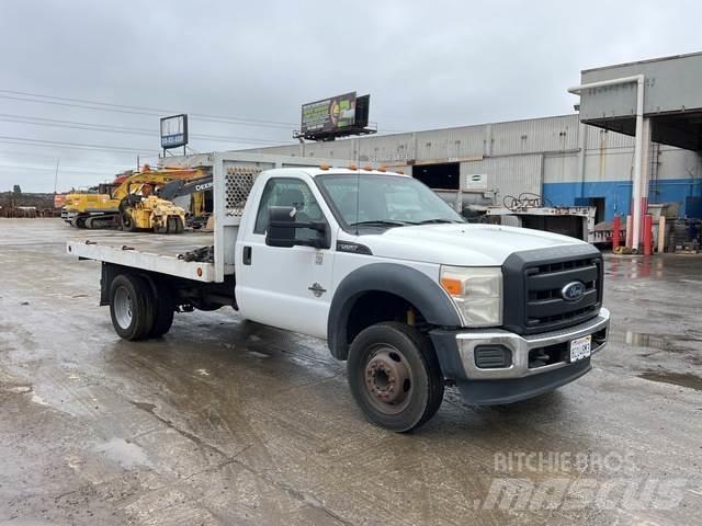 Ford F-550 Tovornjaki s kesonom/platojem
