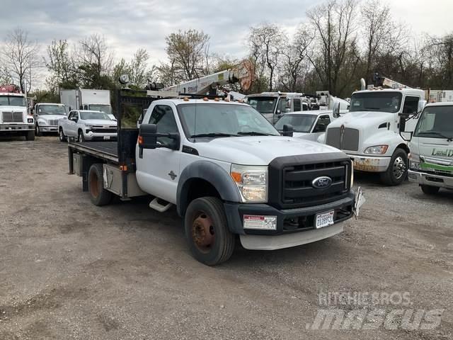 Ford F-550 Tovornjaki s kesonom/platojem