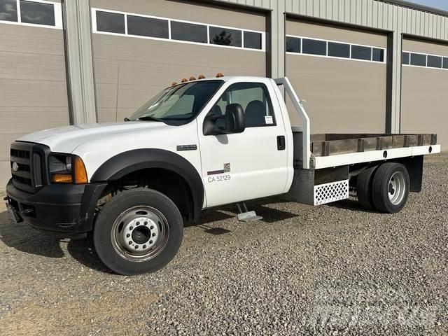 Ford F-550 Tovornjaki s kesonom/platojem