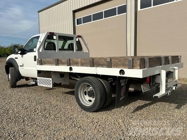 Ford F-550 Tovornjaki s kesonom/platojem