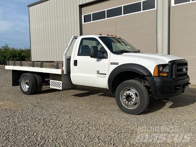 Ford F-550 Tovornjaki s kesonom/platojem