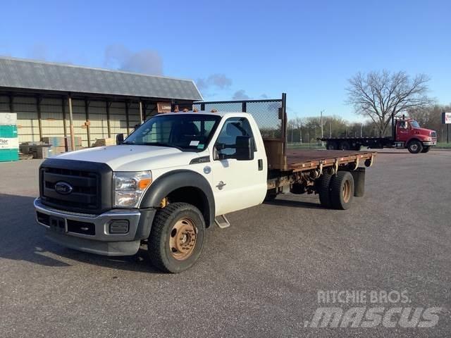 Ford F-550 Tovornjaki s kesonom/platojem